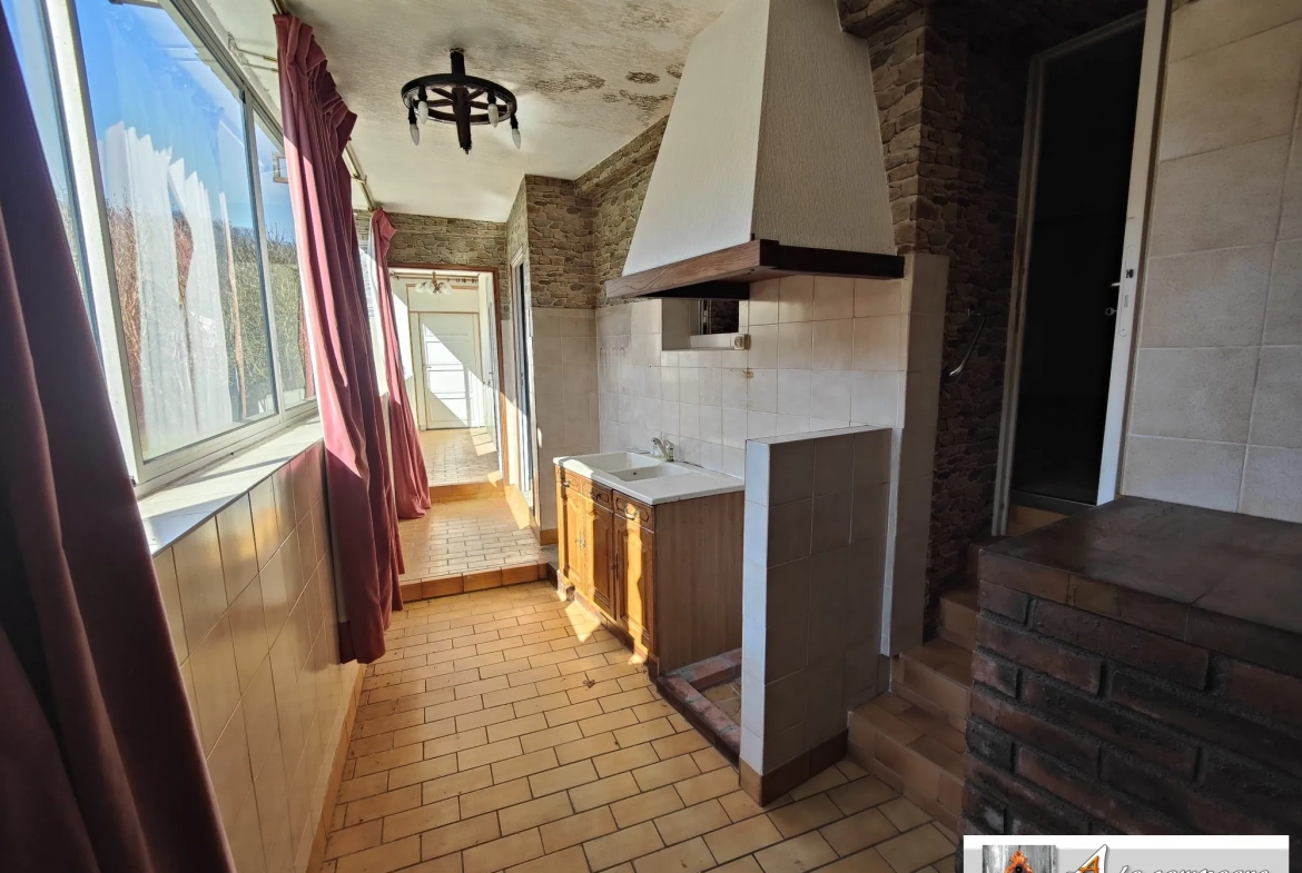 Maison de village à Chambon-sur-Voueize - plain-pied, garage, caves à rénovier 