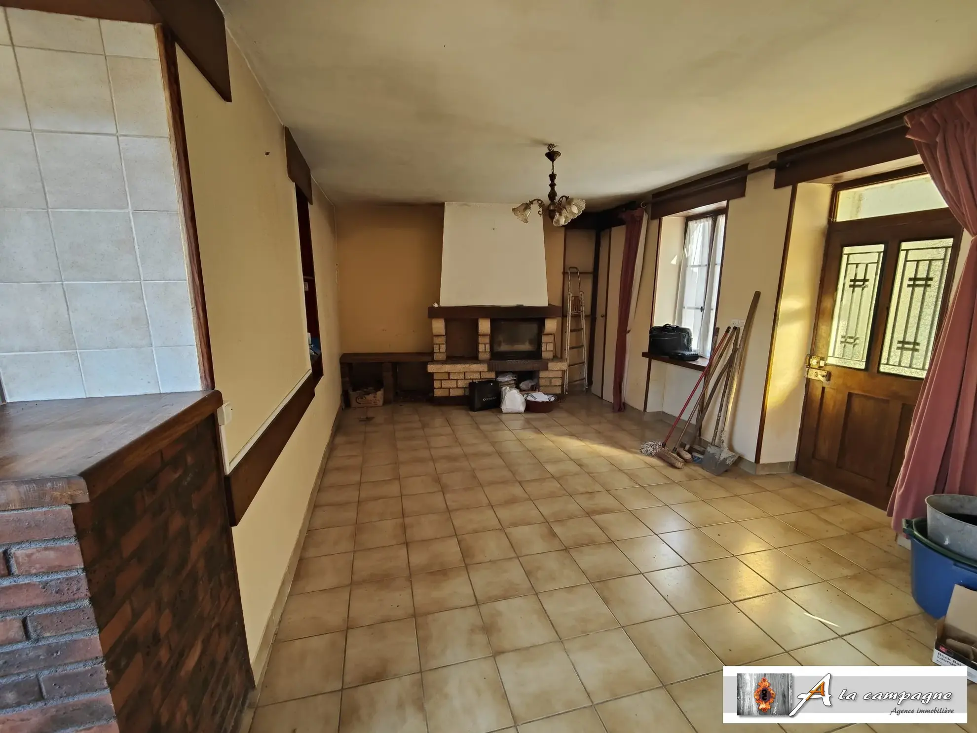 Maison de village à Chambon-sur-Voueize - plain-pied, garage, caves à rénovier 
