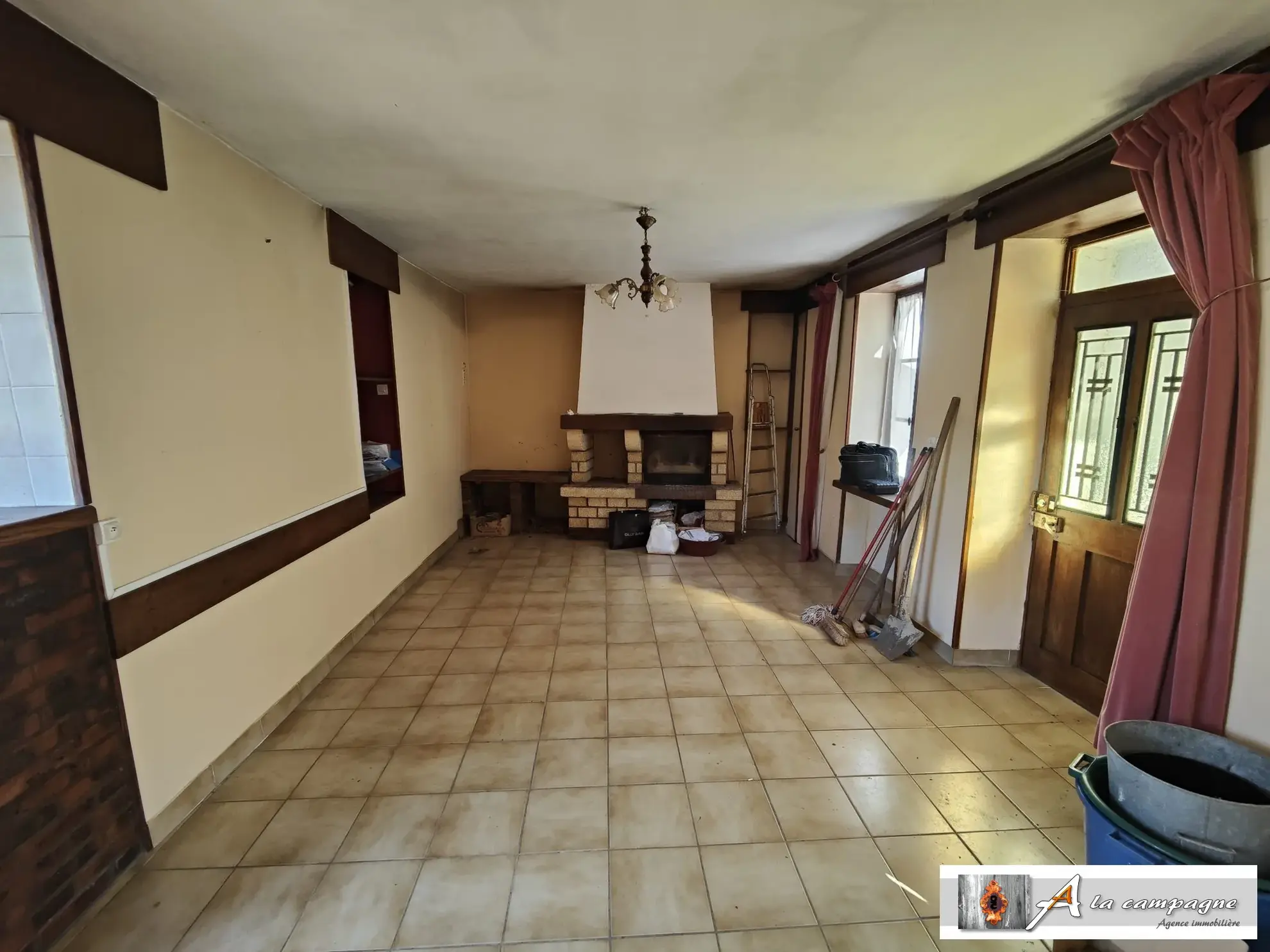Maison de village à Chambon-sur-Voueize - plain-pied, garage, caves à rénovier 