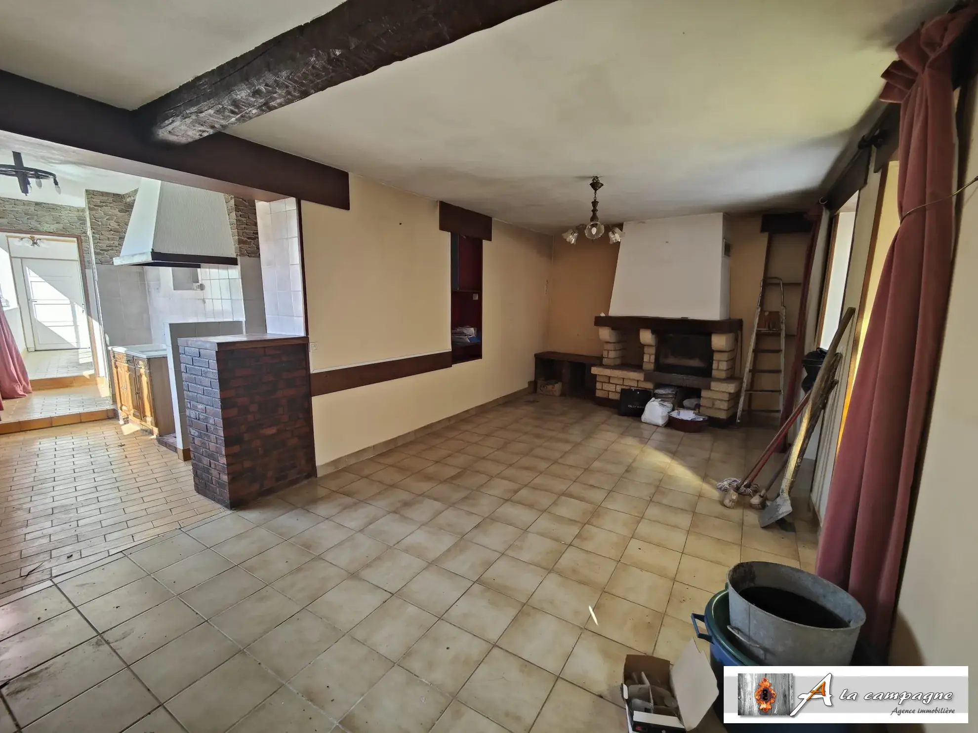 Maison de village à Chambon-sur-Voueize - plain-pied, garage, caves à rénovier 