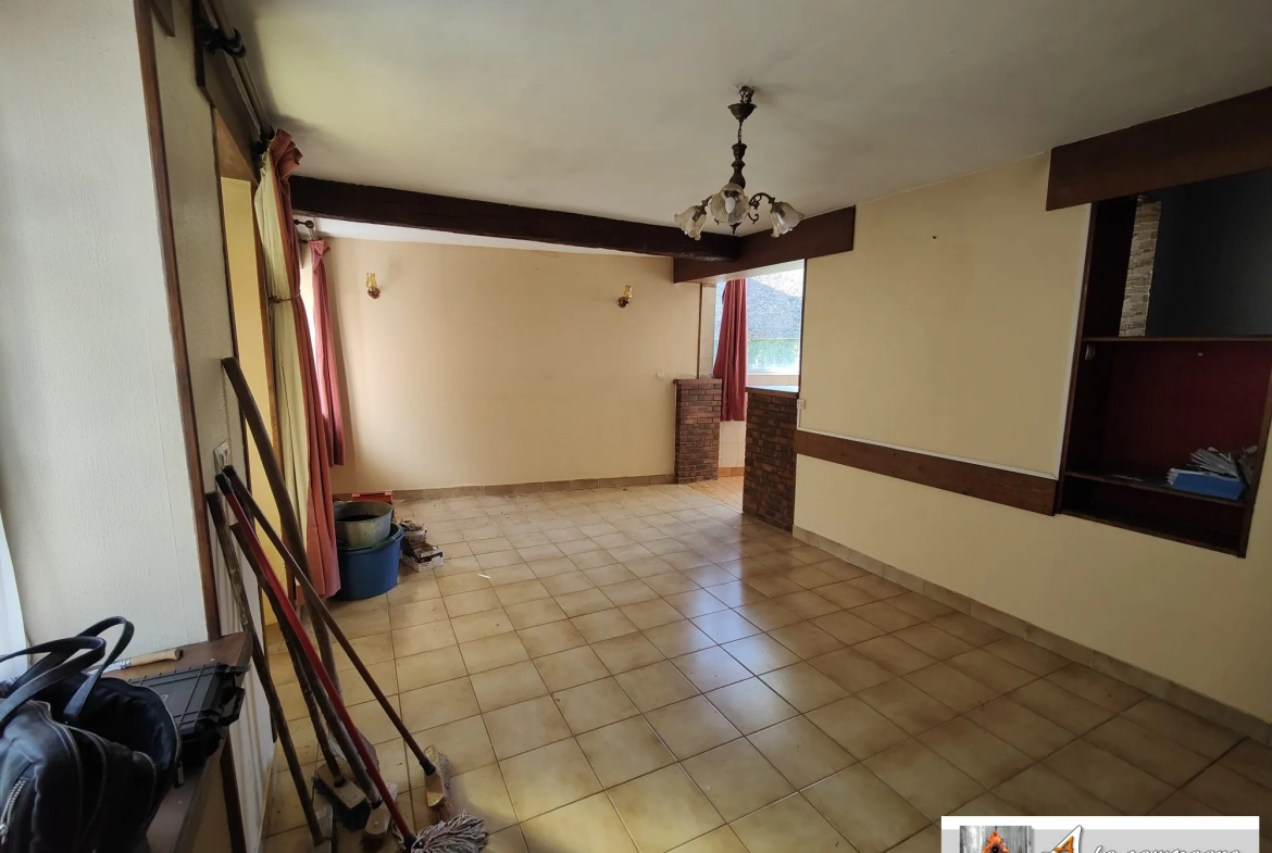 Maison de village à Chambon-sur-Voueize - plain-pied, garage, caves à rénovier 