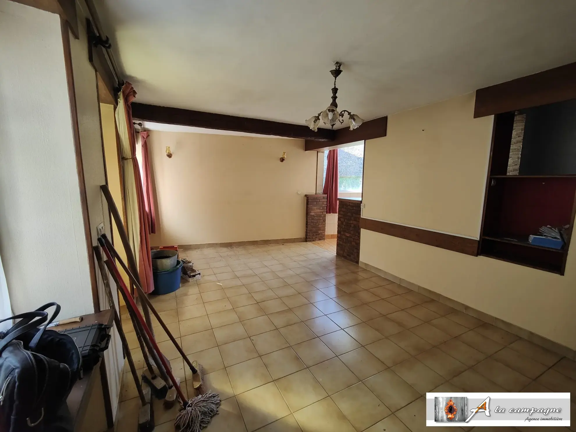 Maison de village à Chambon-sur-Voueize - plain-pied, garage, caves à rénovier 