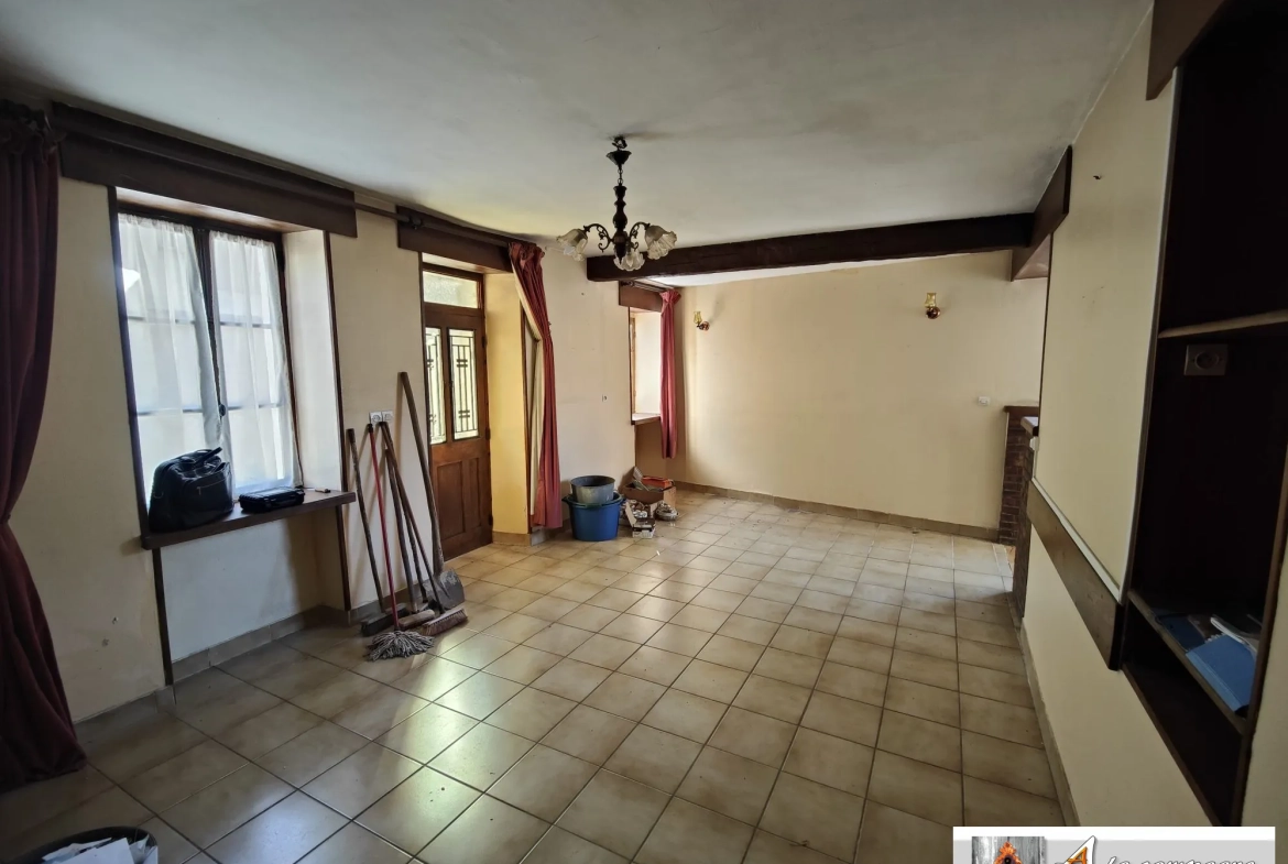 Maison de village à Chambon-sur-Voueize - plain-pied, garage, caves à rénovier 