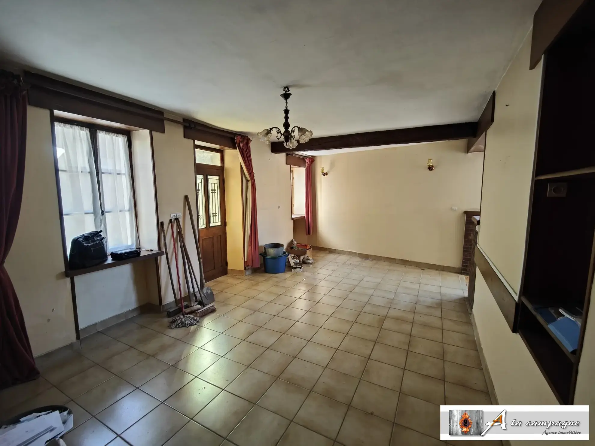 Maison de village à Chambon-sur-Voueize - plain-pied, garage, caves à rénovier 
