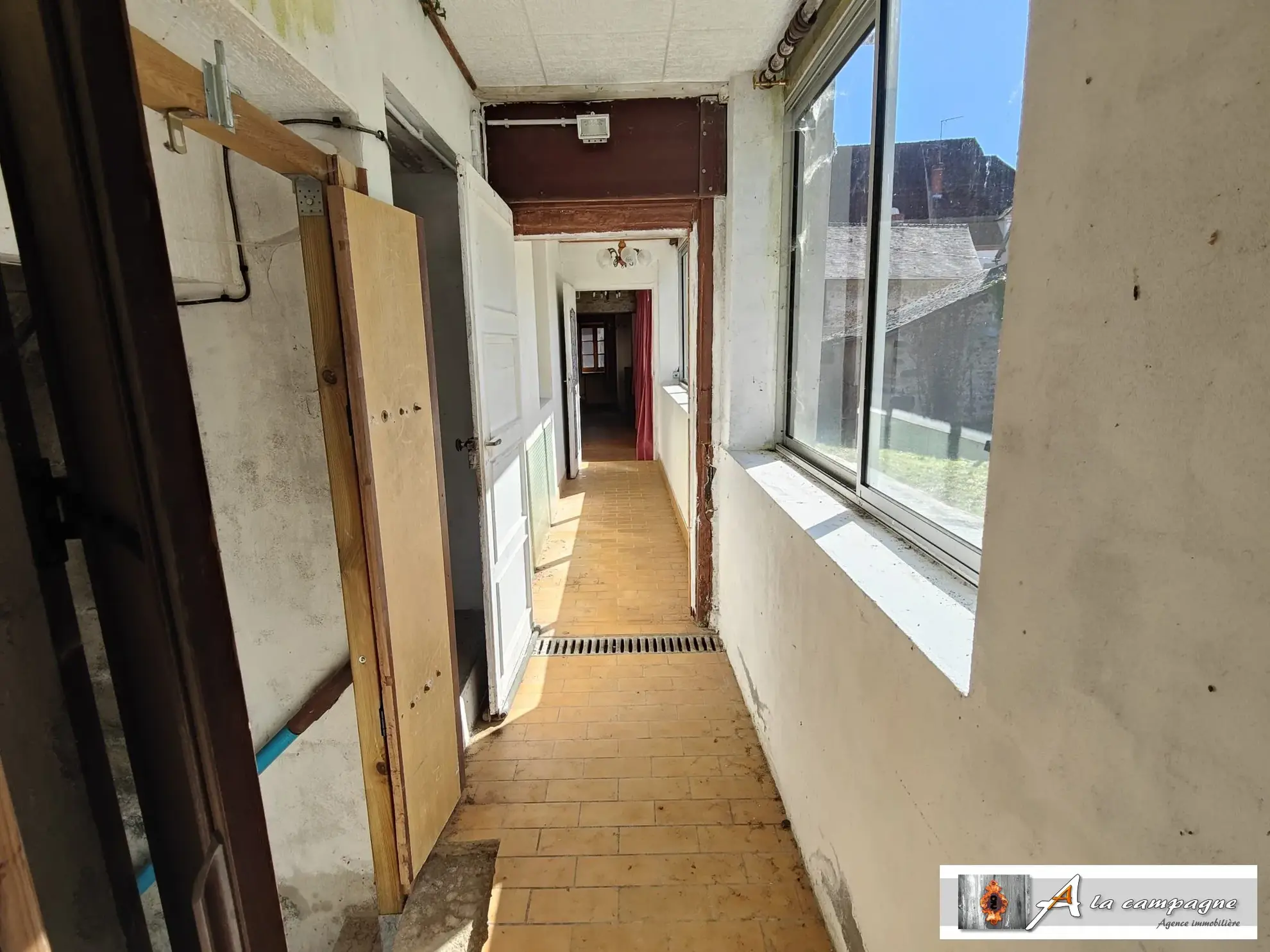 Maison de village à Chambon-sur-Voueize - plain-pied, garage, caves à rénovier 