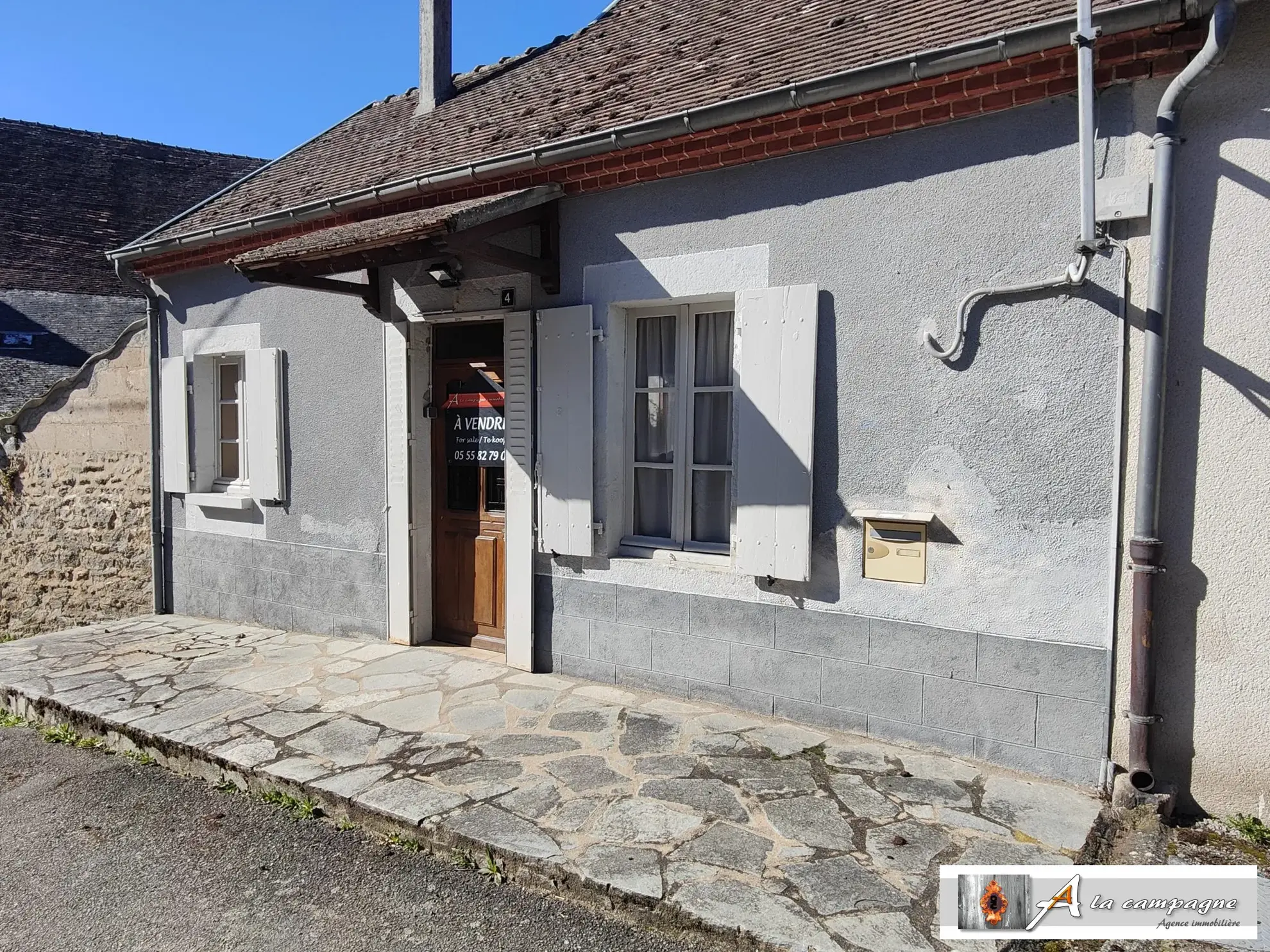 Maison de village à Chambon-sur-Voueize - plain-pied, garage, caves à rénovier 
