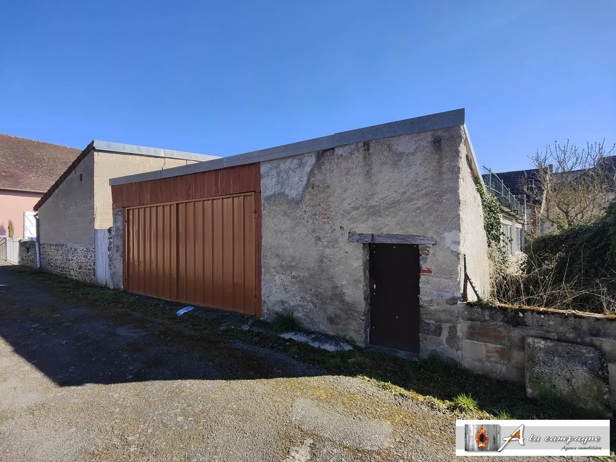 Maison de village à Chambon-sur-Voueize - plain-pied, garage, caves à rénovier 
