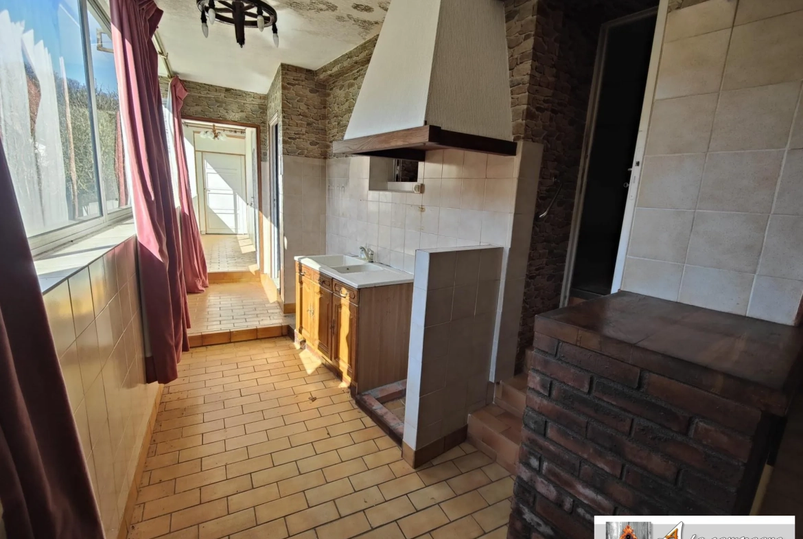 Maison de village à Chambon-sur-Voueize - plain-pied, garage, caves à rénovier 