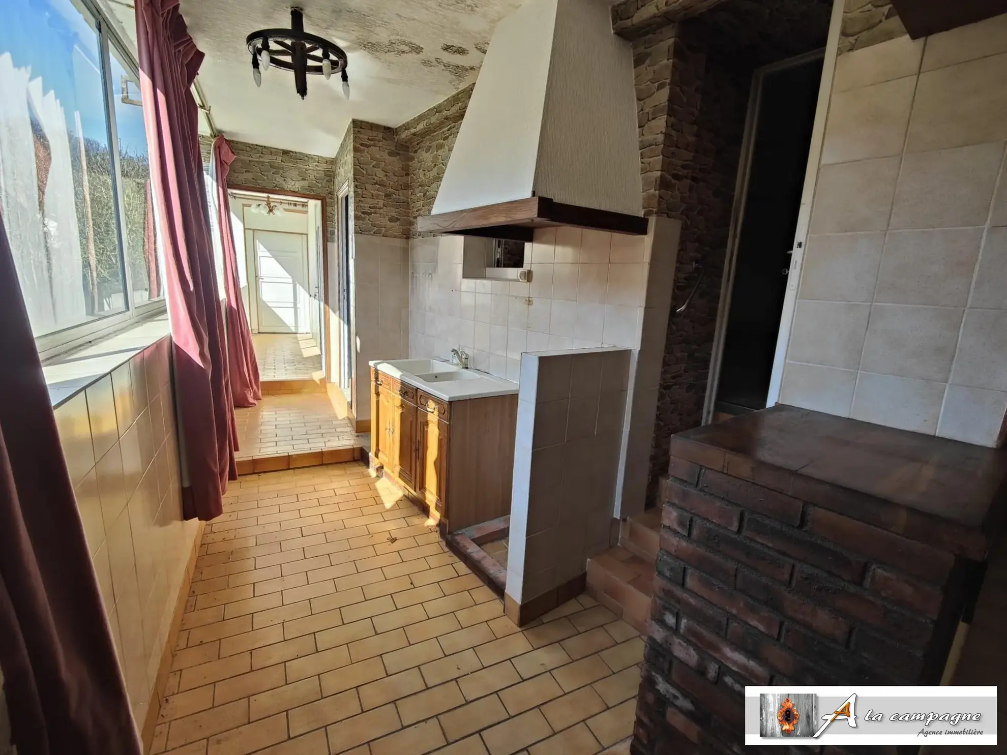 Maison de village à Chambon-sur-Voueize - plain-pied, garage, caves à rénovier 