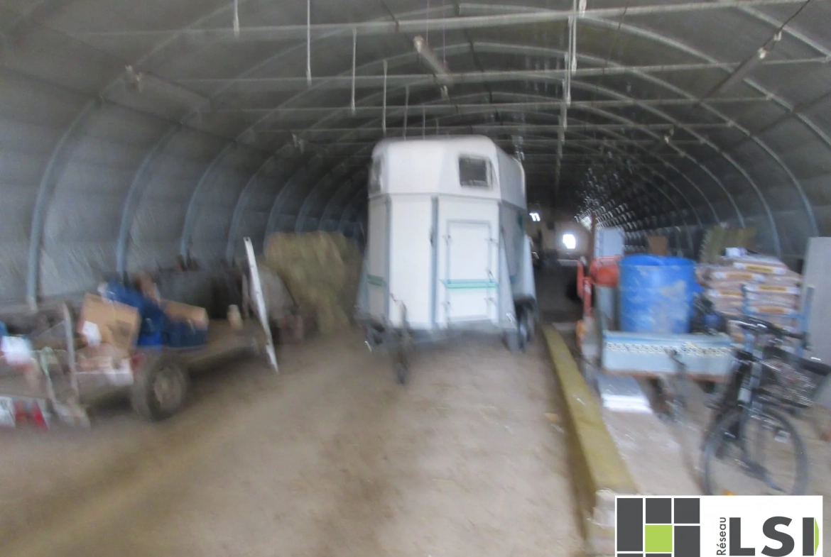 Terrain agricole avec hangar tunnel de 490 m² à Guilliers 