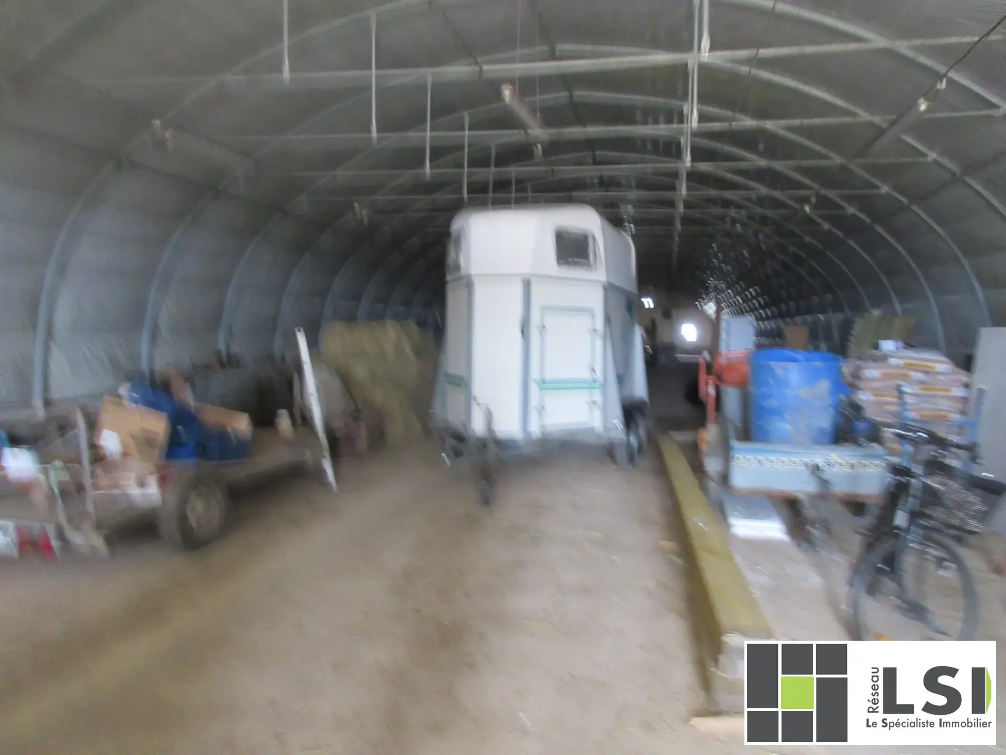 Terrain agricole avec hangar tunnel de 490 m² à Guilliers 