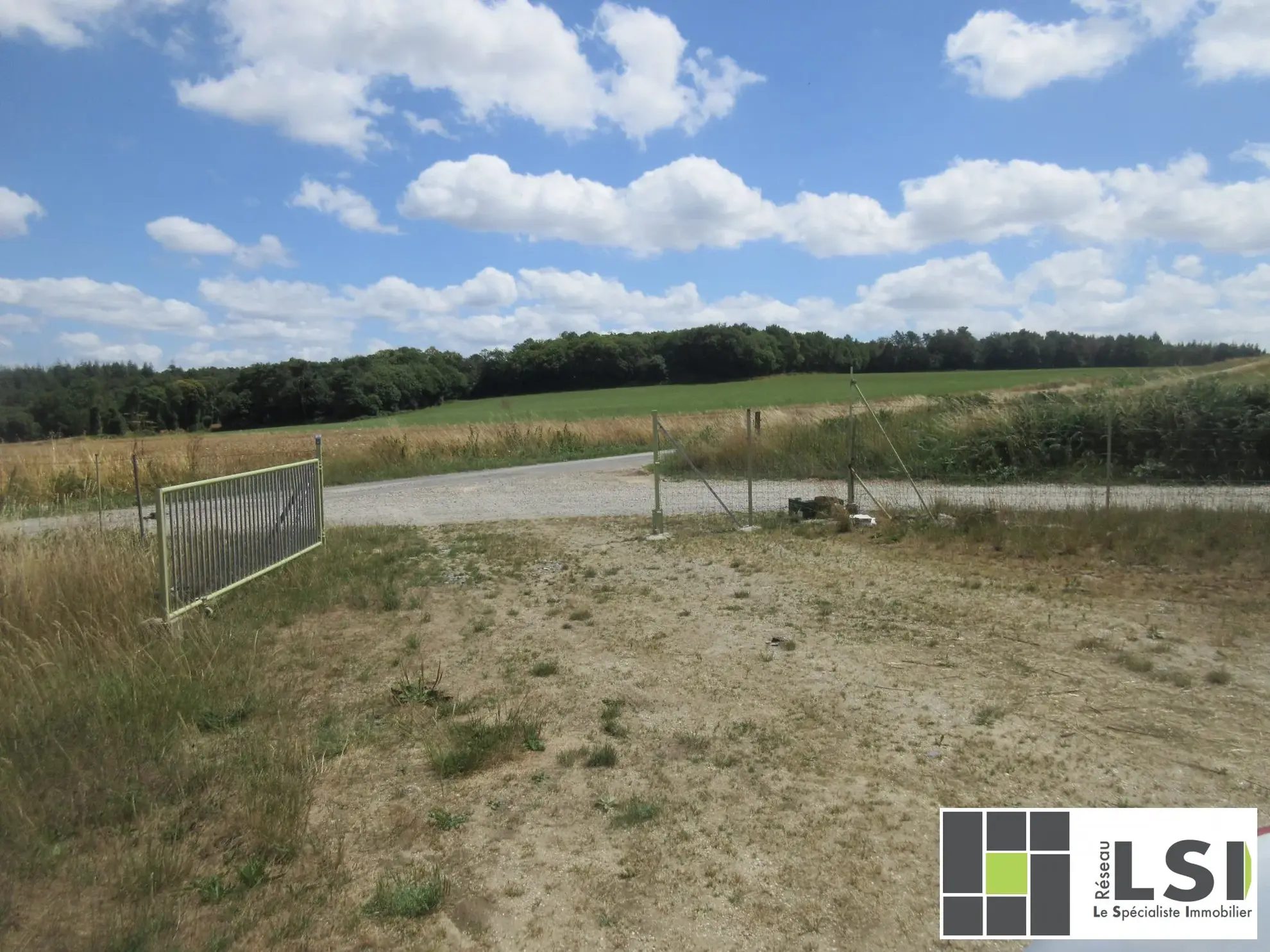 Terrain agricole avec hangar tunnel de 490 m² à Guilliers 