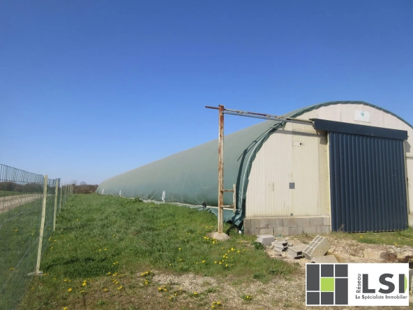 Terrain agricole avec hangar tunnel de 490 m² à Guilliers