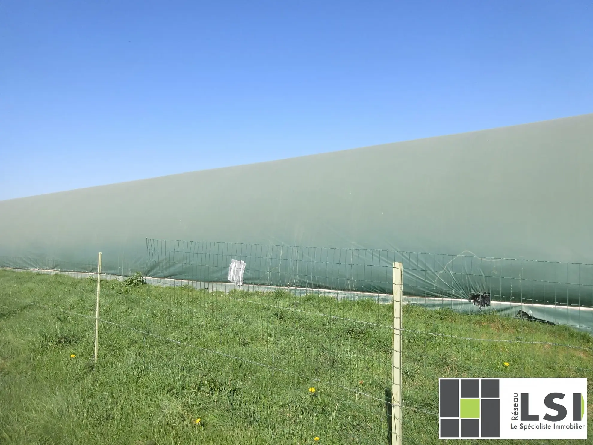 Terrain agricole avec hangar tunnel de 490 m² à Guilliers 