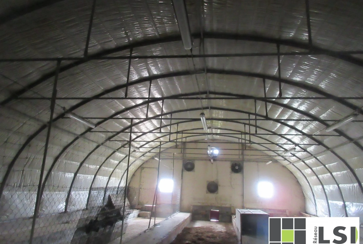 Terrain agricole avec hangar tunnel de 490 m² à Guilliers 