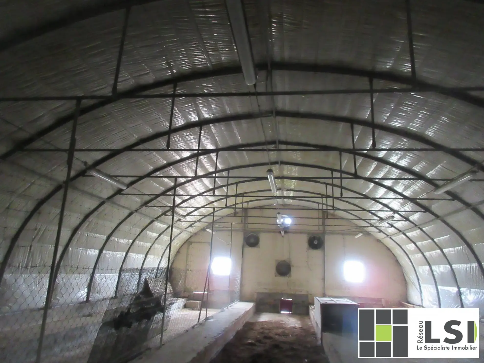 Terrain agricole avec hangar tunnel de 490 m² à Guilliers 