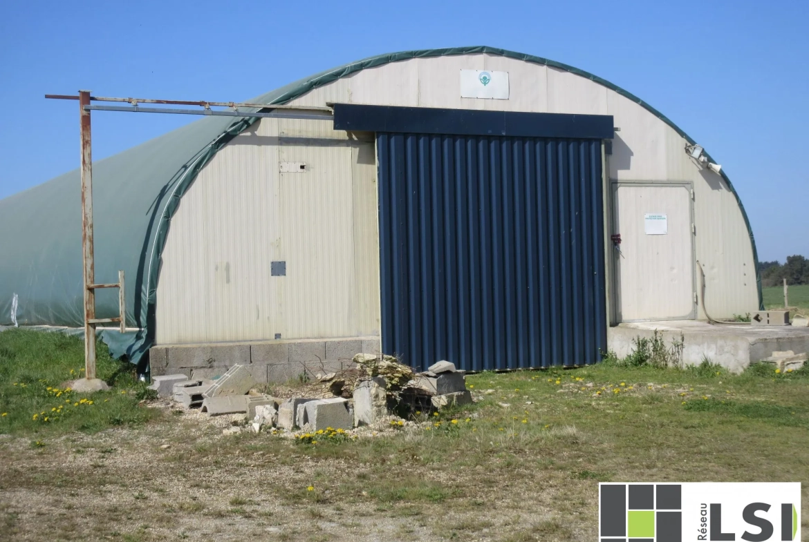 Terrain agricole avec hangar tunnel de 490 m² à Guilliers 