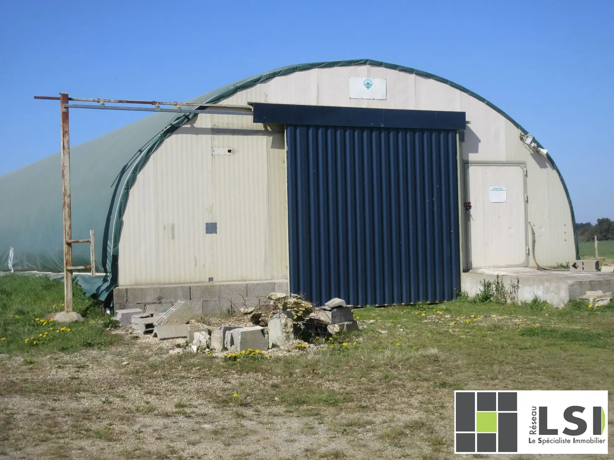 Terrain agricole avec hangar tunnel de 490 m² à Guilliers 