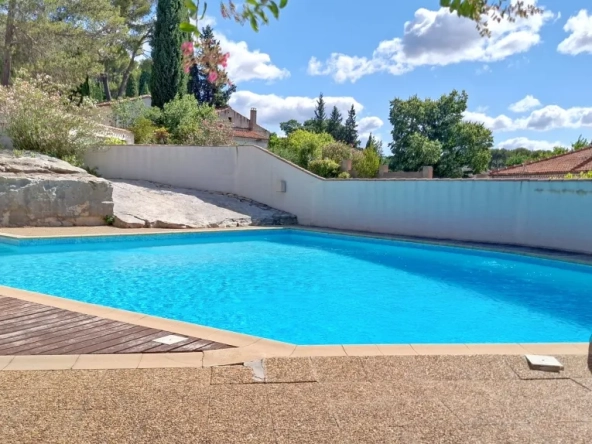 Appartement de 69 m² avec terrasse, piscine et parking à Nîmes dans résidence sécurisée