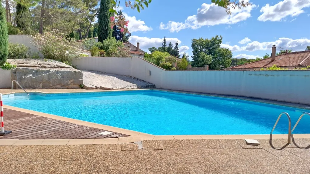 Appartement de 69 m² avec terrasse, piscine et parking à Nîmes dans résidence sécurisée 