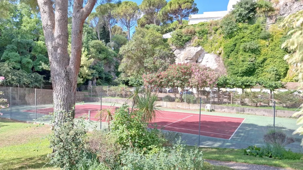 Appartement de 69 m² avec terrasse, piscine et parking à Nîmes dans résidence sécurisée 