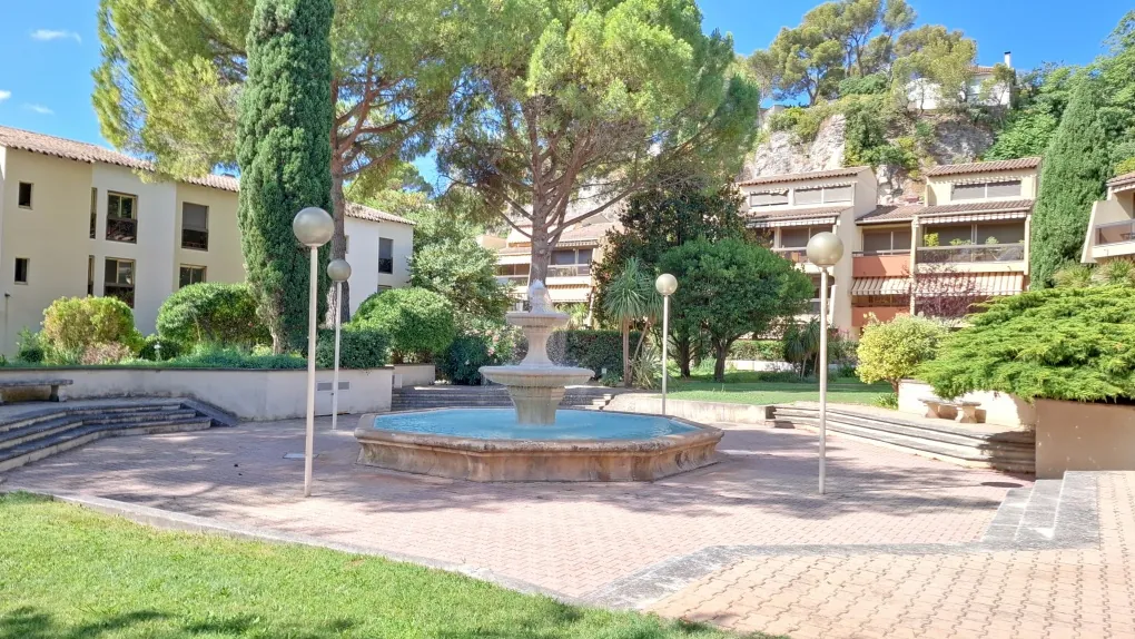 Appartement de 69 m² avec terrasse, piscine et parking à Nîmes dans résidence sécurisée 