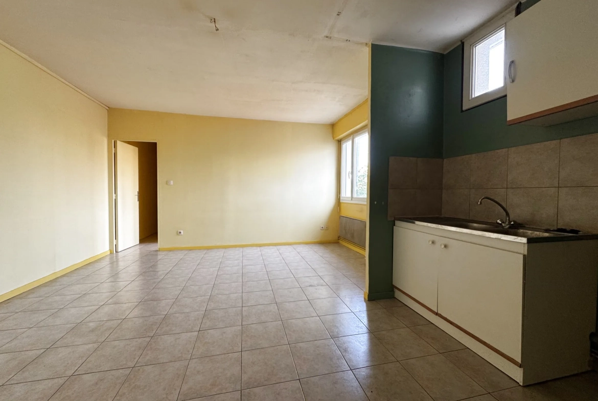 Appartement T2Bis lumineux à Toulouse Bonnefoy avec parking et travaux à prévoir 