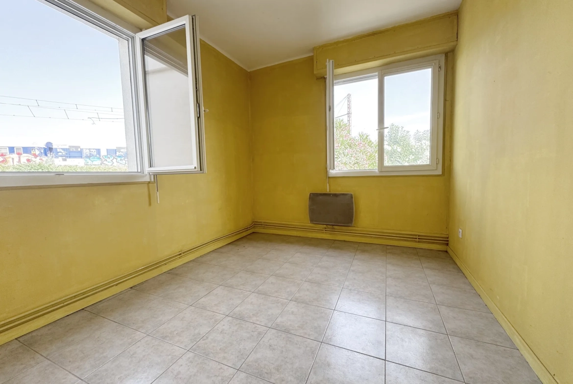 Appartement T2Bis lumineux à Toulouse Bonnefoy avec parking et travaux à prévoir 