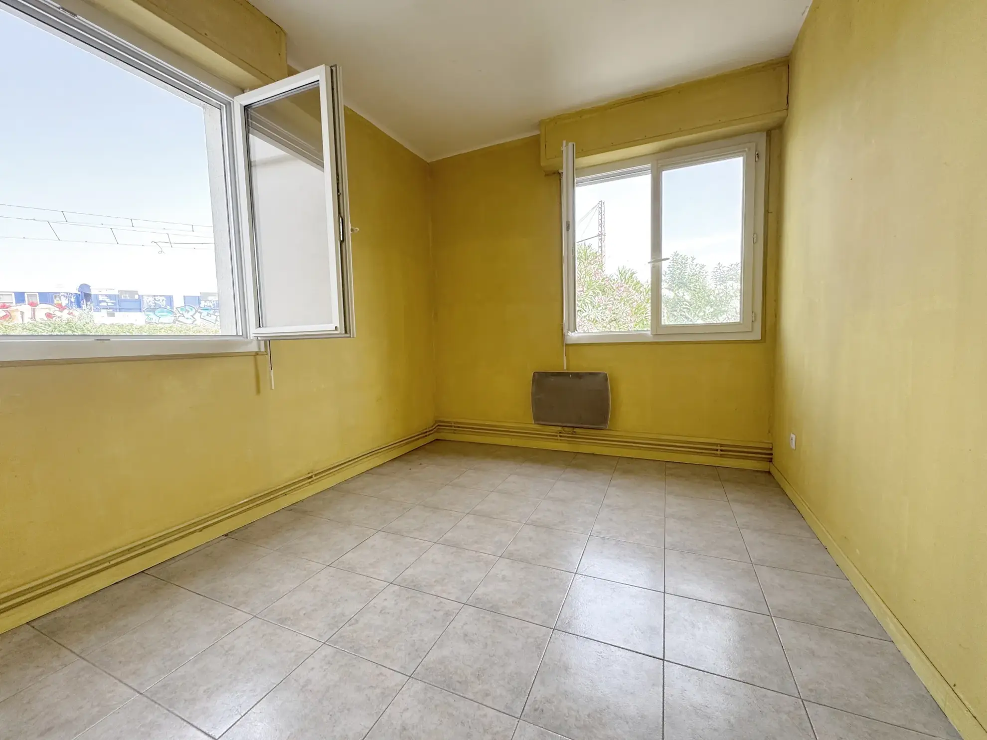 Appartement T2Bis lumineux à Toulouse Bonnefoy avec parking et travaux à prévoir 