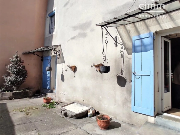 Maison en pierres à rénover avec cour et potentiel d'aménagement à Tullins