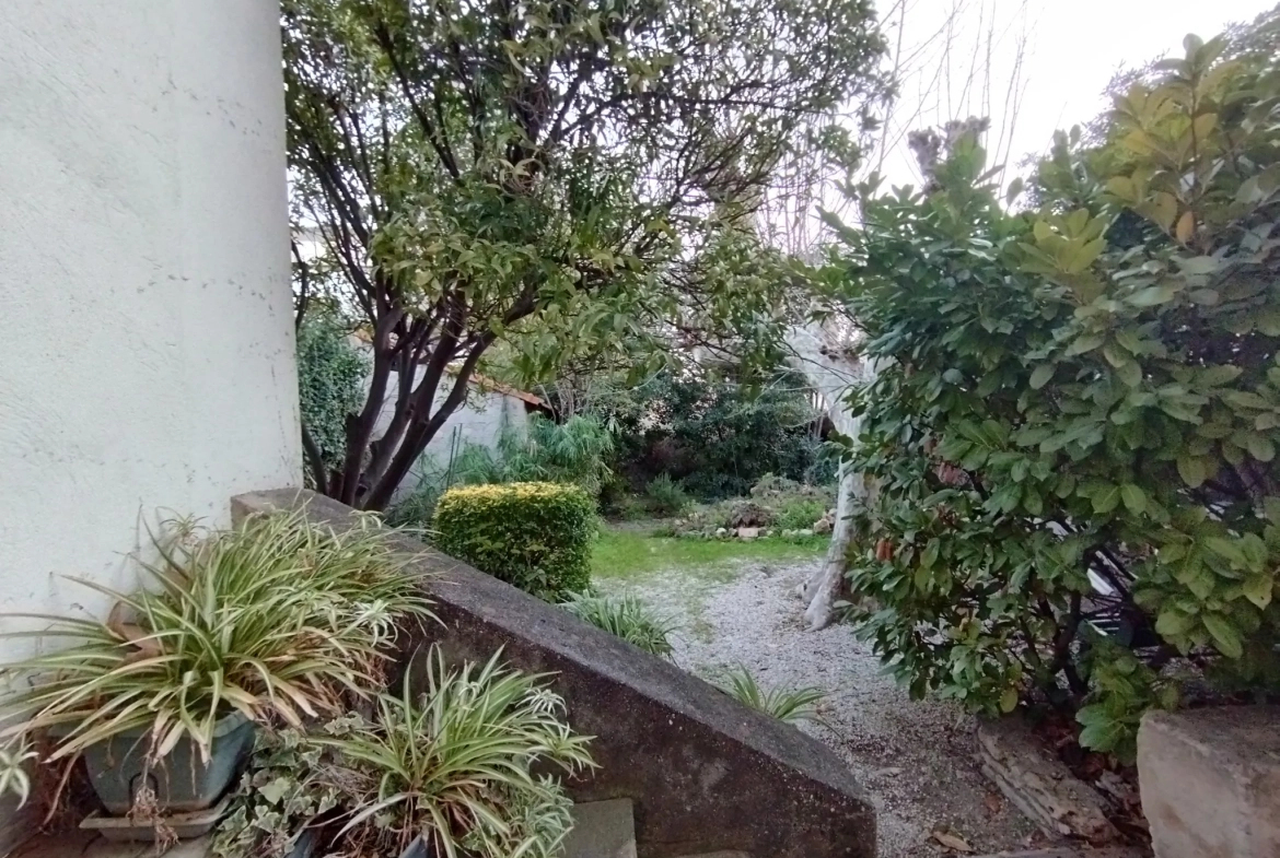 Appartement T3 rénové avec jardin à Toulon Est - Charme et confort 