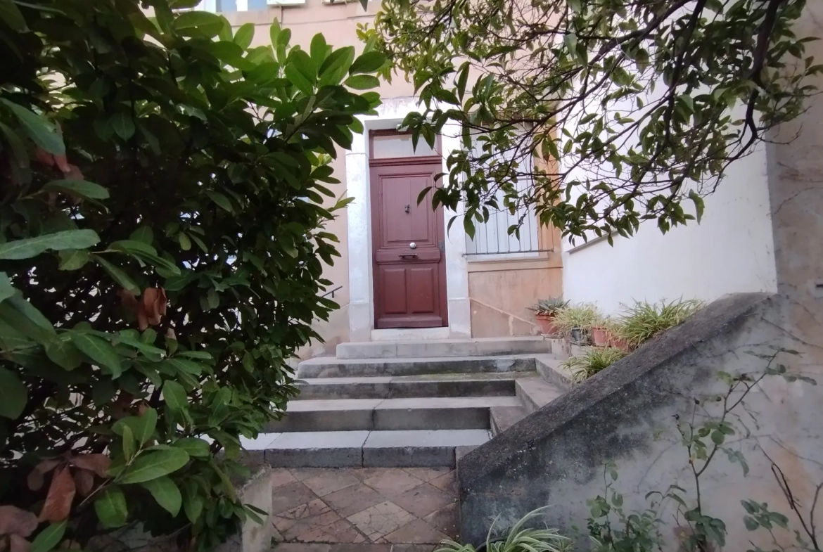 Appartement T3 rénové avec jardin à Toulon Est - Charme et confort 