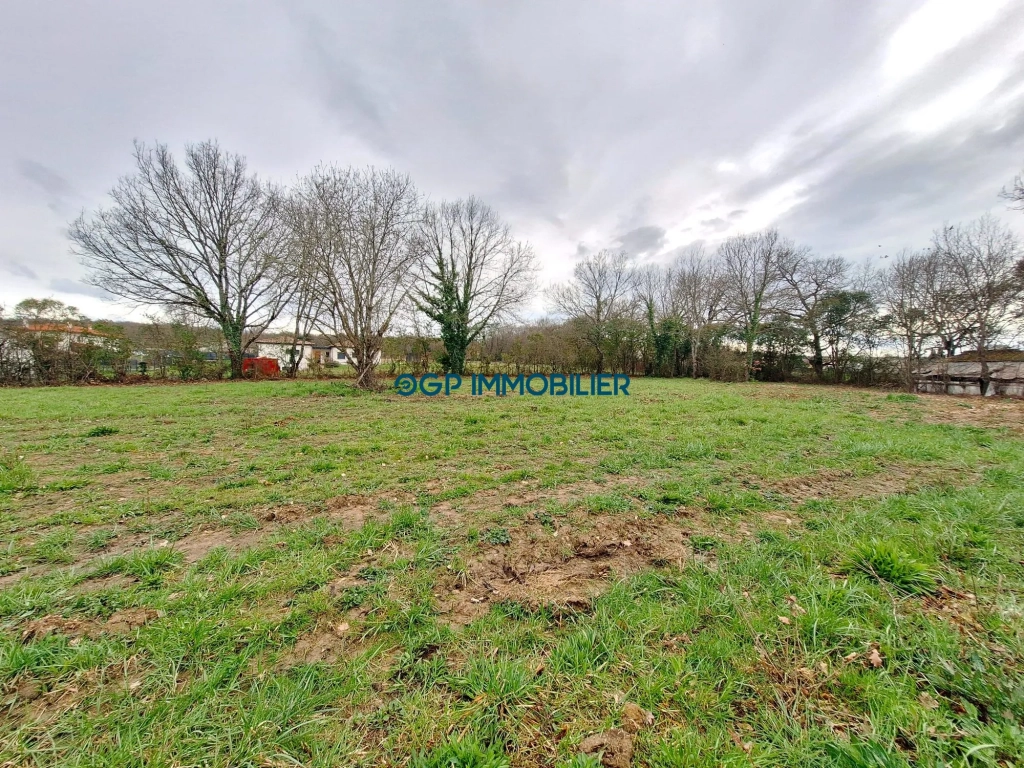 Terrain constructible de 800 m² à Cépet, proche de Toulouse