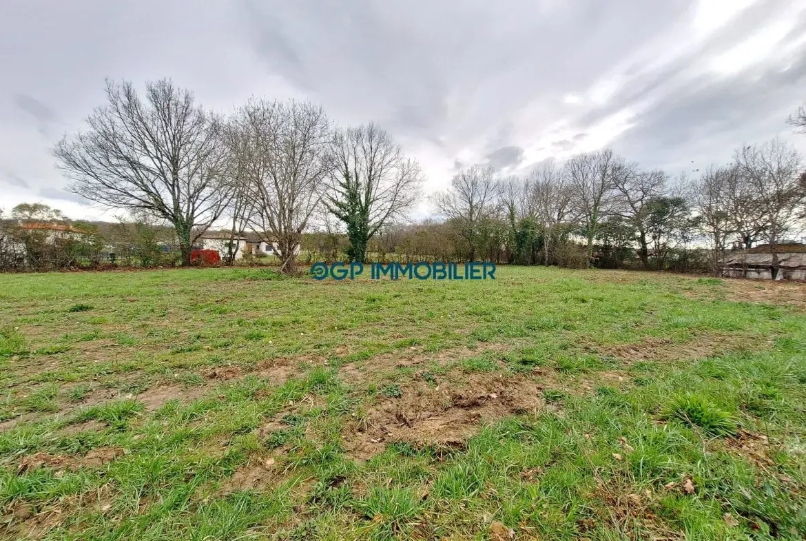 Terrain constructible de 800 m² à Cépet, proche de Toulouse 