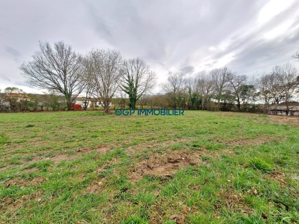 Terrain constructible de 800 m² à Cépet, proche de Toulouse
