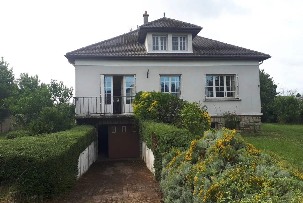 Maison d'architecte de 97 m² avec jardin à Les Ormes - Potentiel et charme 