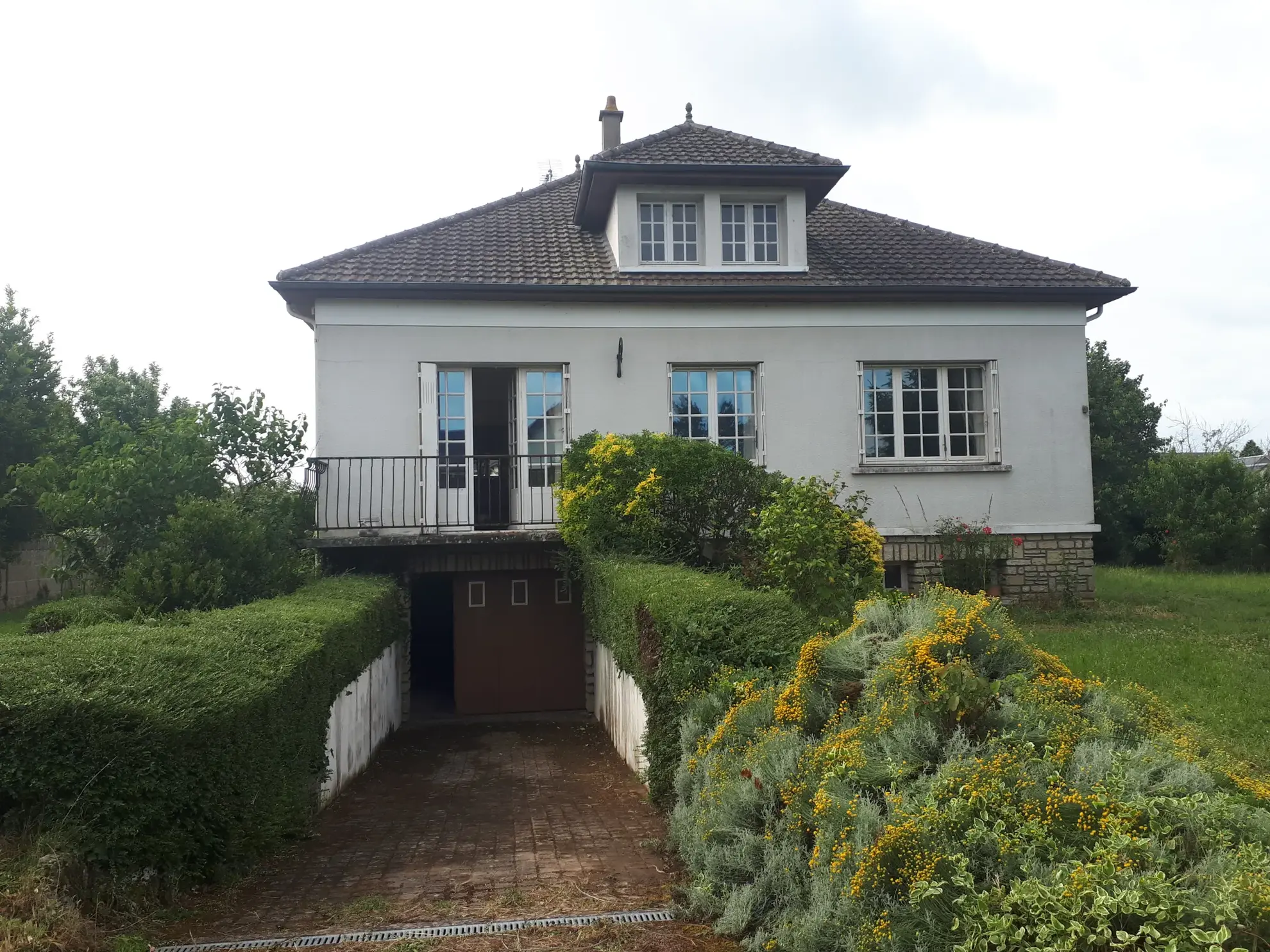 Maison d'architecte de 97 m² avec jardin à Les Ormes - Potentiel et charme 
