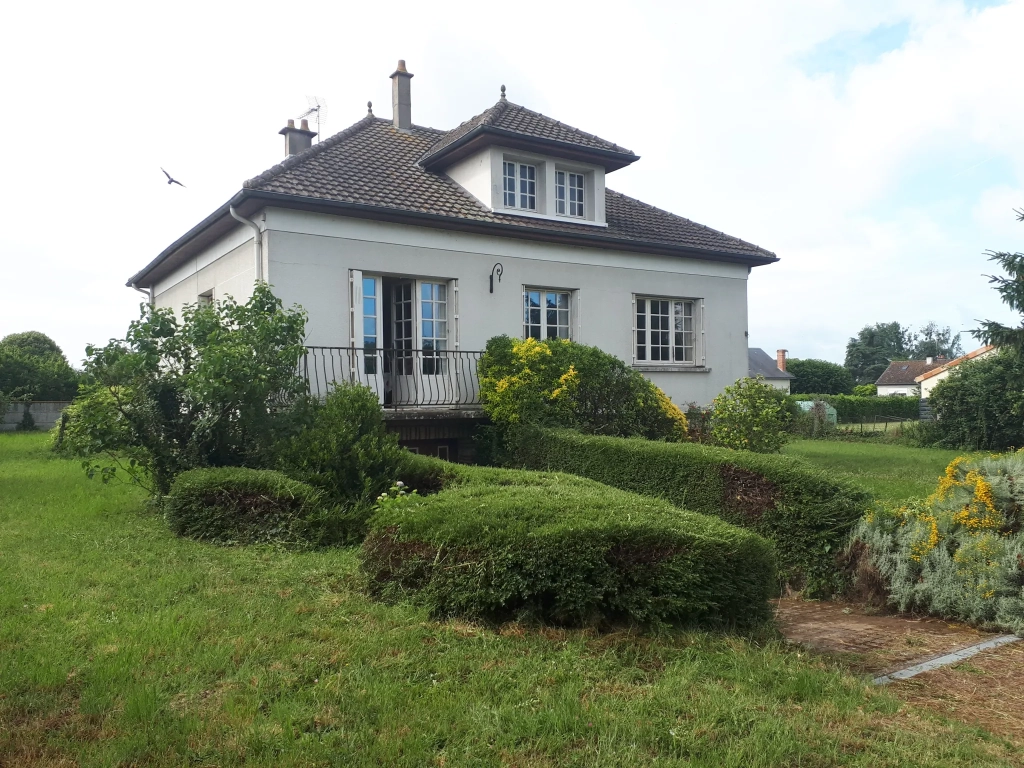 Maison d'architecte de 97 m² avec jardin à Les Ormes - Potentiel et charme