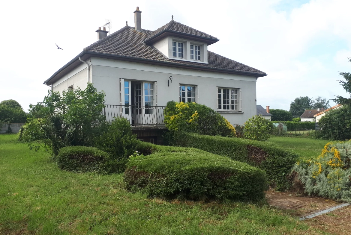 Maison d'architecte de 97 m² avec jardin à Les Ormes - Potentiel et charme 
