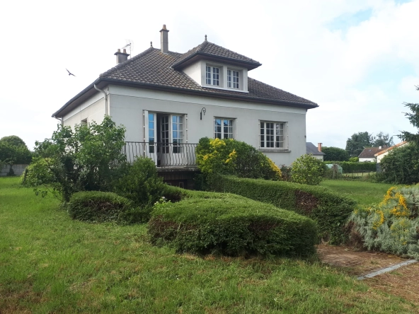 Maison d'architecte de 97 m² avec jardin à Les Ormes - Potentiel et charme