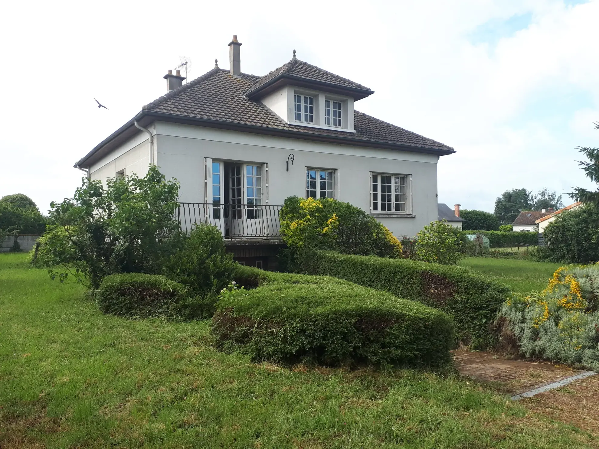 Maison d'architecte de 97 m² avec jardin à Les Ormes - Potentiel et charme 