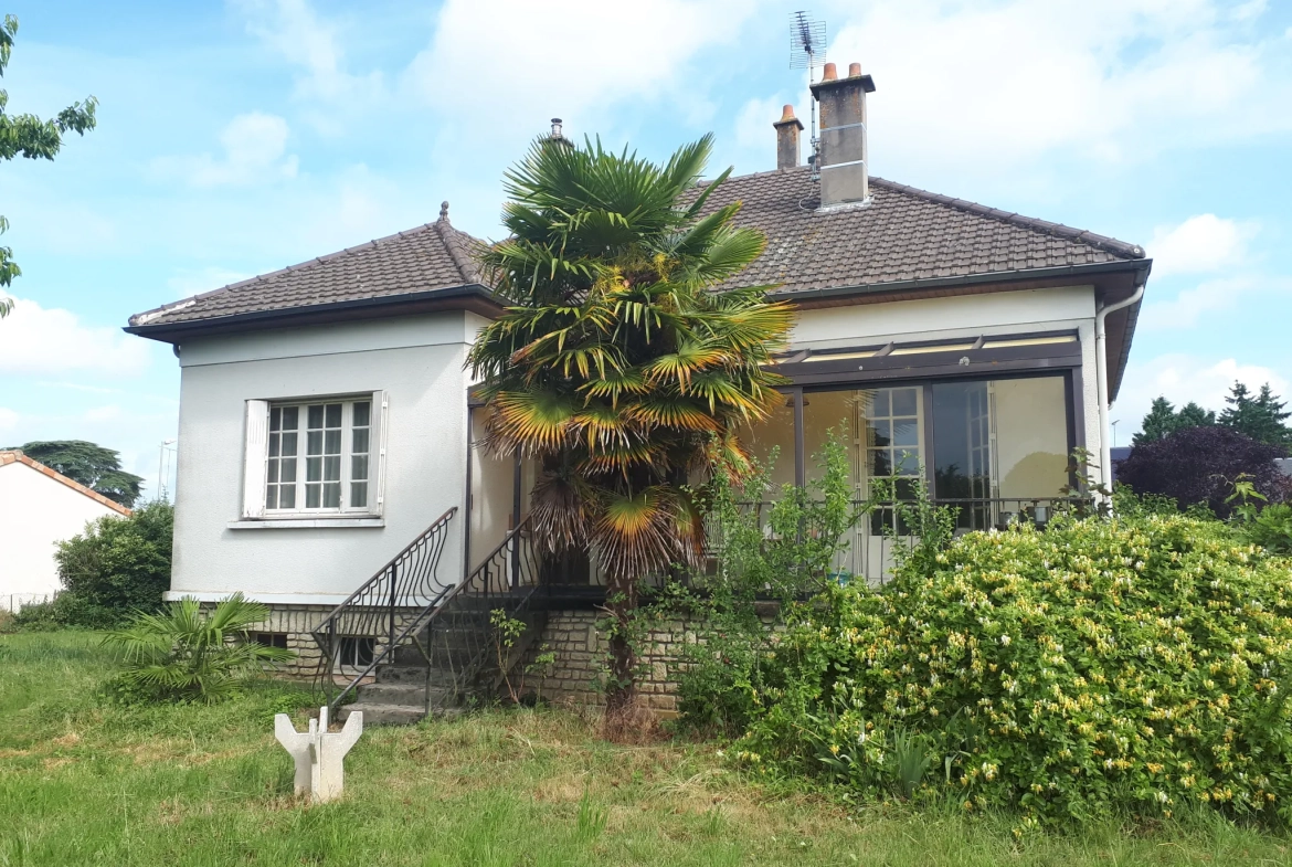 Maison d'architecte de 97 m² avec jardin à Les Ormes - Potentiel et charme 