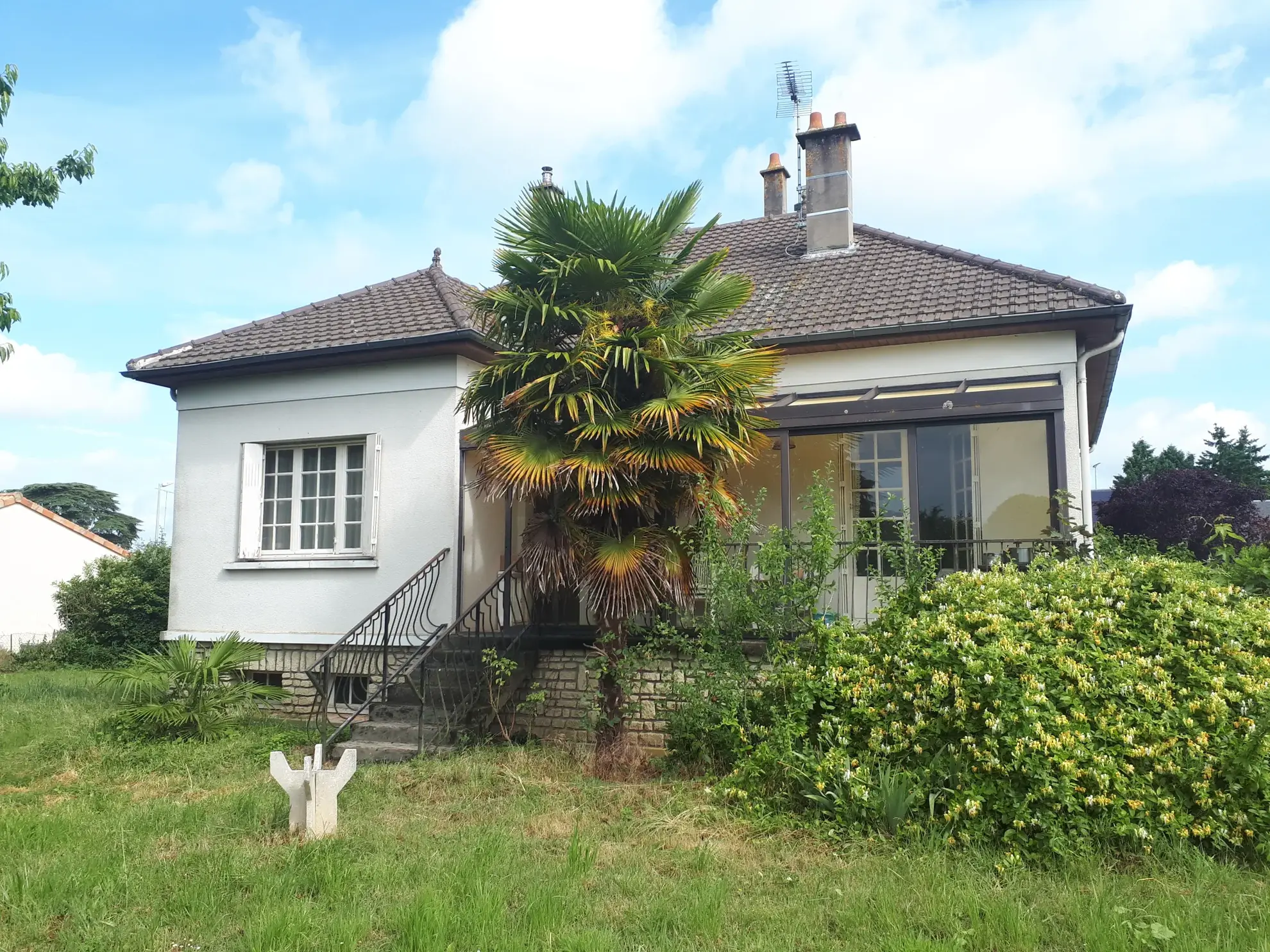 Maison d'architecte de 97 m² avec jardin à Les Ormes - Potentiel et charme 
