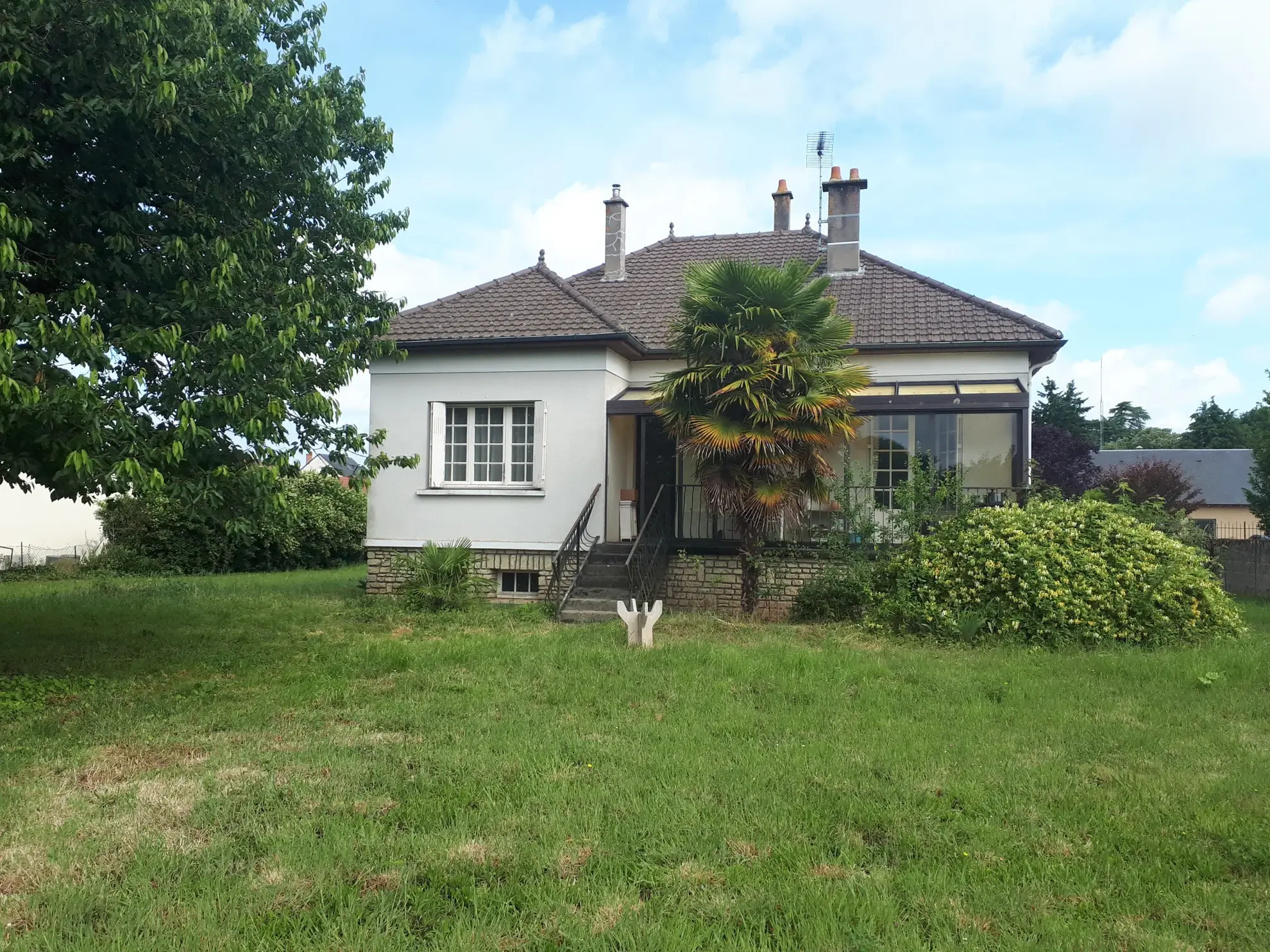 Maison d'architecte de 97 m² avec jardin à Les Ormes - Potentiel et charme 