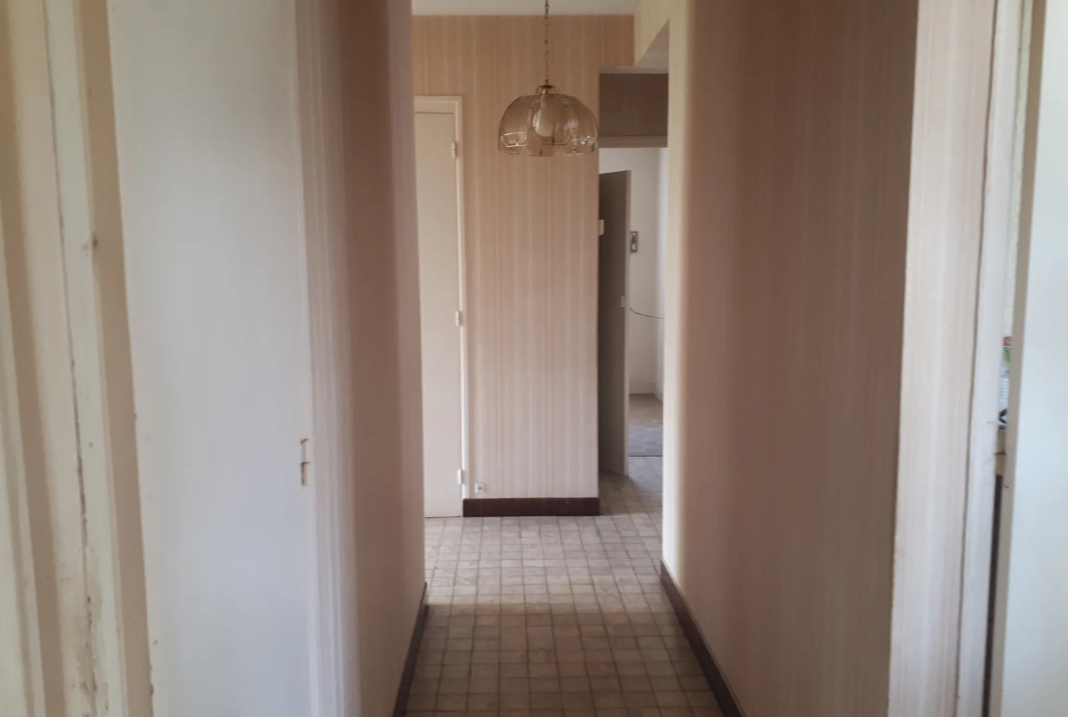 Maison d'architecte de 97 m² avec jardin à Les Ormes - Potentiel et charme 