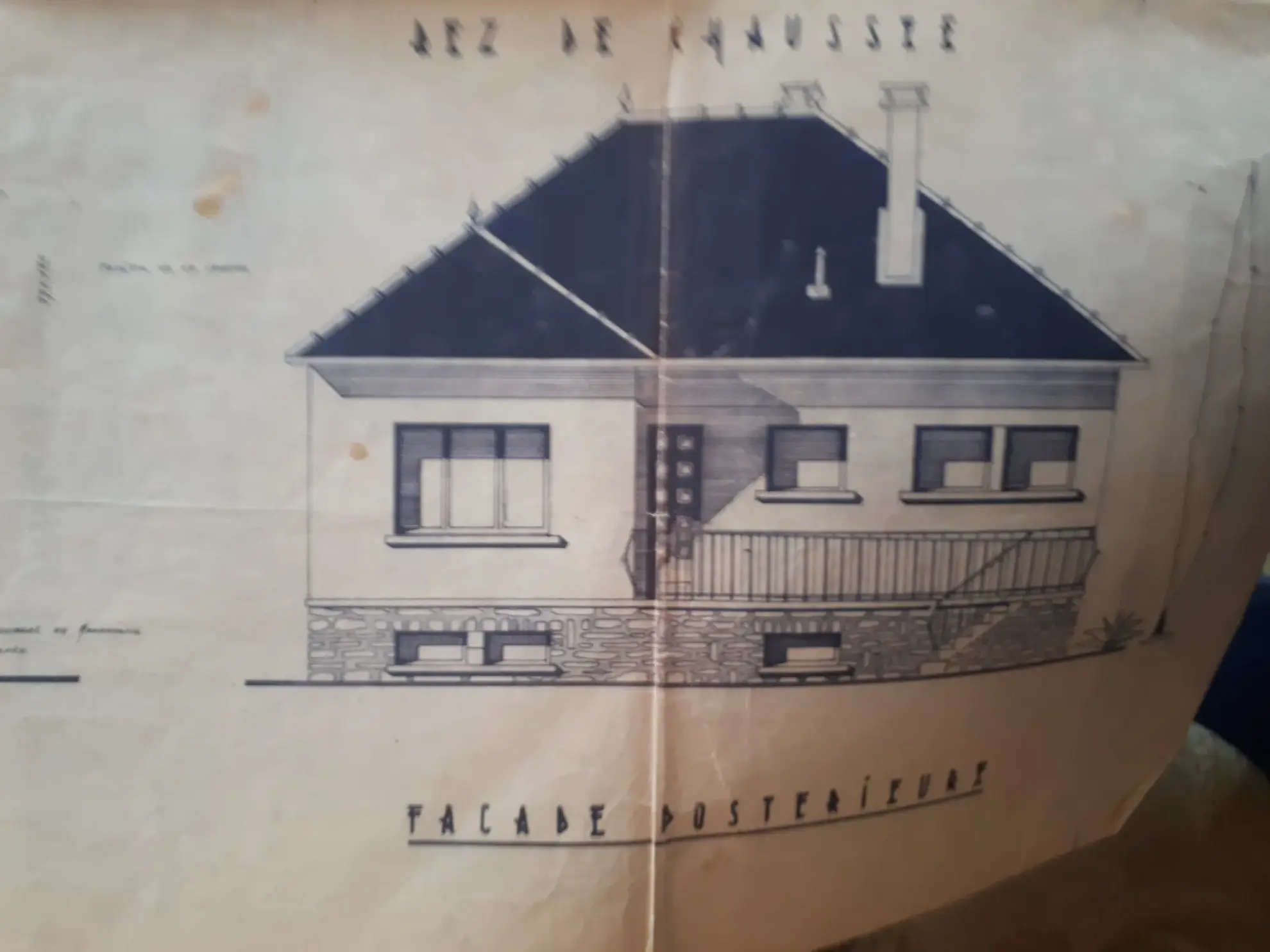 Maison d'architecte de 97 m² avec jardin à Les Ormes - Potentiel et charme 