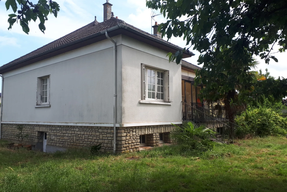 Maison d'architecte de 97 m² avec jardin à Les Ormes - Potentiel et charme 