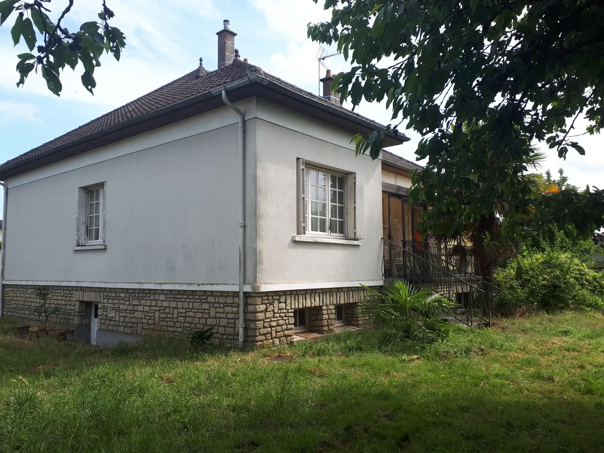Maison d'architecte de 97 m² avec jardin à Les Ormes - Potentiel et charme 