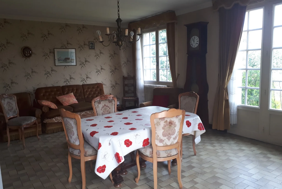 Maison d'architecte de 97 m² avec jardin à Les Ormes - Potentiel et charme 