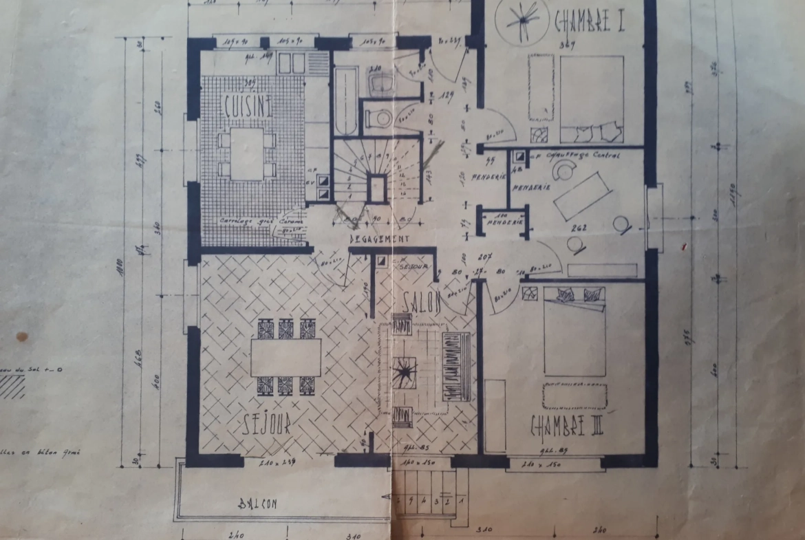 Maison d'architecte de 97 m² avec jardin à Les Ormes - Potentiel et charme 
